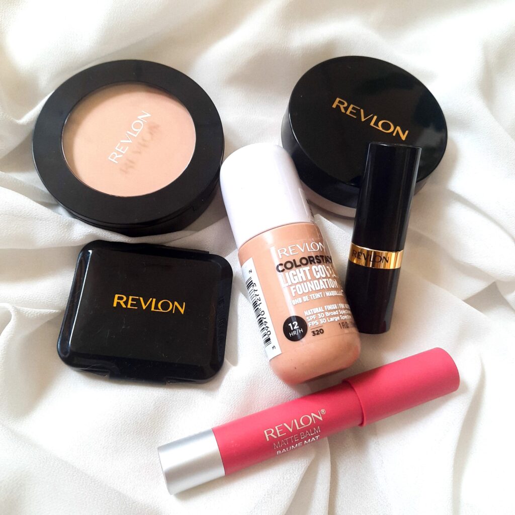 Review & Swatches Rangkaian Makeup Revlon Cosmetics Face Powder, Foundation, Lip Crayon, dan Superlustrous Lipstick